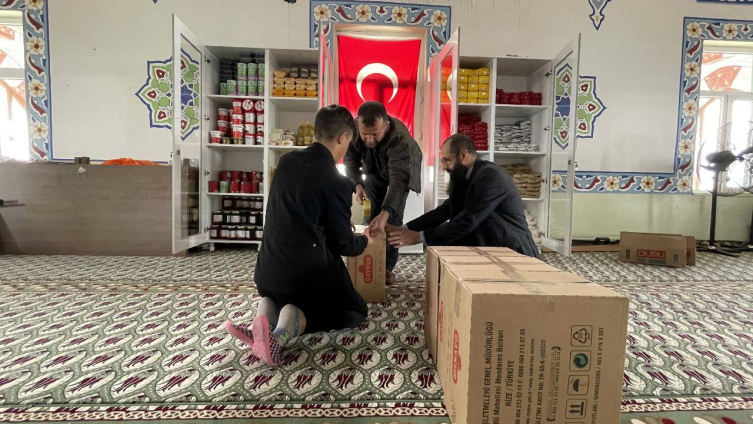 Elazığ'da camideki "paylaşım dolabı" depremzedeler için doluyor